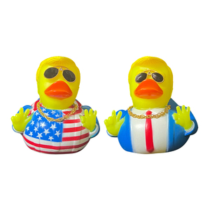 Vente en gros de jouets de <span class=keywords><strong>bain</strong></span> en forme de canard de 3 pouces, nouveau design, ornements de voiture, avec <span class=keywords><strong>collier</strong></span> doré, lunettes de soleil, drapeau rouge, bleu et blanc, canard en caoutchouc - Product Image 1
