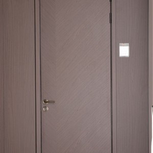 Porte en bois massif minimaliste avec surface finie et design à ouverture latérale - Product Image 5