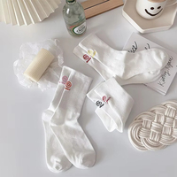 Vente en gros de chaussettes brodées avec des visages mignons Kawai pour les couples, chaussettes unisexes drôles avec des mots et des lettres, chaussettes blanches personnalisées