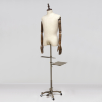 Mannequin homme en fibre de verre pour le haut du corps, avec bras en bois, tissu en lin beige, base à poulies croisées, pose debout, pour vêtements
