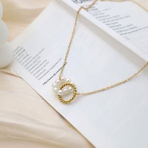 Collier ras du cou plaqué or 18 carats en gros, style tendance avec double anneau et perle, personnalisable haut de gamme pour femmes/dames - Product Image 2