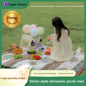 Tapis de pique-nique à ultrasons en film d'aluminium épais extra large, étanche à l'humidité, pour le camping et la randonnée en plein air. - Product Image 4