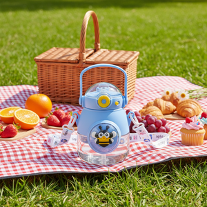 बच्चों के लिए स्ट्रॉ कार्टून प्लास्टिक ड्रिंकवेयर एक्सेसरी के साथ 900 मिलीलीटर स्पेस कैप्सूल डिज़ाइन बड़ी क्षमता वाली बेबी बेली पानी की बोतल - Product Image 3