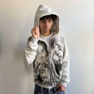 Sudaderas con capucha para hombre, personalizadas al por mayor, de algodón French Terry, estilo streetwear Y2K grunge, con estampado gráfico artístico de retrato, corte holgado y cierre de cremallera. - Product Image 3