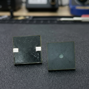 Buzzer de porte piézoélectrique SMD 14 mm carré noir avec languettes métalliques et trou central certifié ROHS - Product Image 2