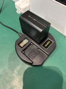 Cargador de Baterías F970, Cargador Doble para Baterías, Carga Rápida - Product Image 2