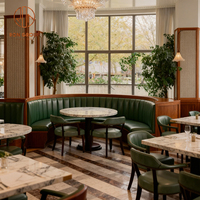 Table ronde moderne personnalisée en marbre avec banquette incurvée en cuir vert, mobilier de restaurant, table, chaise, canapé pour café