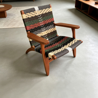 Fauteuil en bois massif de style mid-century, avec accent en corde tressée colorée, pour la lecture et les moments de détente dans le salon