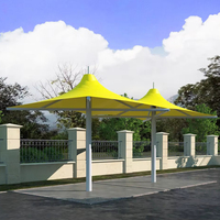 Auvent paysager en membrane tendue courbée, imperméable, pour zone de repos publique