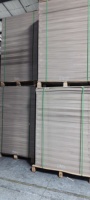 Carton gris recyclé, feuille de carton ondulé 600 GSM, adapté à la fabrication de boîtes rigides, de reliures de livres à couverture rigide et de classeurs.