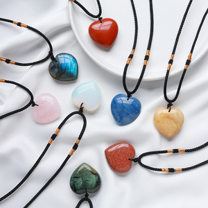 Pendentif en pierre précieuse en gros d'usine, artisanat en forme de cœur, pendentif d'amour, pierre d'énergie naturelle, collier en cristal de guérison en forme de cœur de 3 cm - Product Image 1