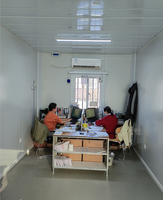 Casa Contenedor Modular Prefabricada en China con Paneles Sándwich de Acero, 3 Dormitorios y Diseño Transpirable para Uso Escolar y Comercial