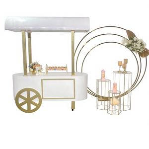 Chariot à bonbons moderne en acrylique LEDA avec roues amovibles pour la décoration de mariage en or et blanc, présentant des friandises sucrées - Product Image 1