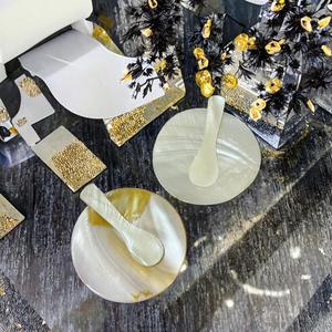 Ensemble de cuillères en nacre écologiques, modernes et luxueuses pour servir le caviar, les desserts, les bonbons, pour les fêtes, la présentation de bijoux, la décoration de la maison - Product Image 4