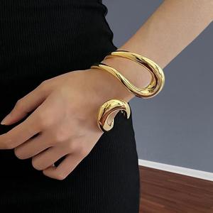 Bracelet jonc ouvert en or 18 carats, nouveau modèle 2024, vente chaude, géométrique, métallique, lisse, à ressort, simple, grand - Product Image 3