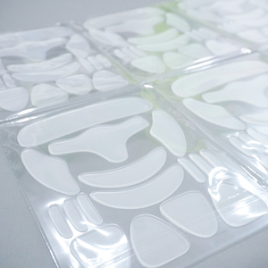 Patchs <span class=keywords><strong>anti</strong></span>-<span class=keywords><strong>rides</strong></span> en silicone réutilisables OEM Logo personnalisé Vente en gros <span class=keywords><strong>Masque</strong></span> en feuille <span class=keywords><strong>pour</strong></span> front, <span class=keywords><strong>yeux</strong></span>, poitrine - Product Image 1