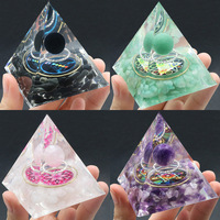 Pyramide d'orgone en lapis-lazuli avec feuille d'or et éclats de cristal pour la protection spirituelle et la décoration intérieure