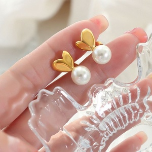 Boucles d'oreilles clous en acier inoxydable de luxe INS, style japonais et coréen, avec perle légère géométrique et placage or, polyvalentes et tendance - Product Image 4