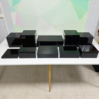 Supports de présentation en cube empilables en acrylique noir, faits main, de format personnalisé, modernes et hauts, avec emballage en carton pour la restauration et les buffets