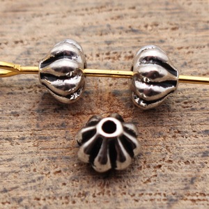 Une variété d'accessoires de bricolage en forme de perles d'ail avec un dessus en forme de pot et un fond rond, en argent antique, se vend très bien. - Product Image 4