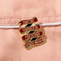 Ne vous mettez pas en feu pour garder les autres au chaud Broches à lettres drôles Broche à badge Accessoires vestimentaires