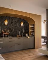 Vermonhouzz Armoires de cuisine noires personnalisées avec vitrines et rangement à vin intégré pour cuisine commerciale