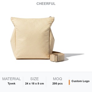 Sac bandoulière unisexe en Tyvek écru, plissé sculpté, avec soufflet et fermeture éclair discrète, finition nickel mat, personnalisable avec logo, idéal pour le commerce. - Product Image 1