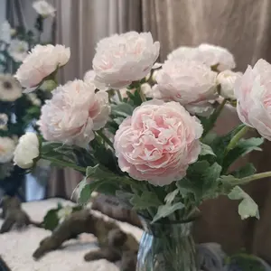 優雅なラナンキュラス装飾花花輪と結婚式のテーブルのための植物装飾的な造花