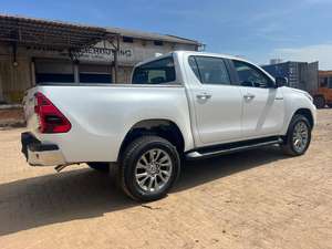 Tout nouveau pick-up Toyota Hilux 2.8L 4x4 à double cabine diesel essence prêt pour l'exportation - Product Image 2
