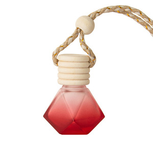 ขวดน้ำหอมแก้วรูปทรงข้าวหลามตัดขนาด 8 มล. สีสันสดใส แบบแขวนในรถ - Product Image 1