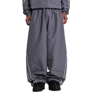Pantalon de survêtement ample en polyester pour homme, avec bandes réfléchissantes personnalisées, séchage rapide, élastique, coupe empilée, coupe-vent, léger - Product Image 1