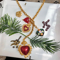 Collier tendance pour femme Gaovo en acier inoxydable plaqué or 18 carats avec pendentif cœur en résine rouge et motif floral, bijou décoratif
