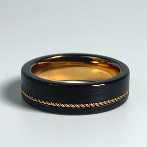 Anillo de carburo de tungsteno negro de oro rosa cepillado de 8mm de moda para hombre de lujo con incrustaciones de cuerdas de guitarra - Product Image 2