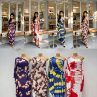 Robe longue en satin tie-dye asymétrique à épaules dénudées et manches évasées, coupe ajustée, idéale pour les soirées – Collection 2026, vente en gros