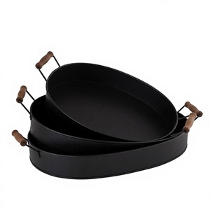 Bandeja de Servir Vintage de Hierro Galvanizado Negro con Asa de Madera, Estilo Rústico de Granja, Forma Ovalada - Product Image 1
