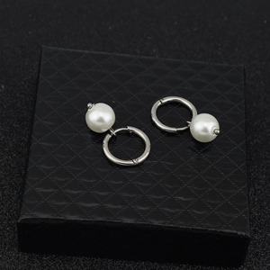 Nouvelles Boucles d'Oreilles Pendante Perle Noire et Blanche au Design Simple et Original, Style Élégant, en Acier Inoxydable, Unisexe, Bijoux en Gros - Product Image 4