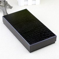 Boîte cadeau personnalisée avec couvercle et base, pour portefeuille long, ceinture ou pochette, en papier spécial grainé simili cuir avec doublure blanche