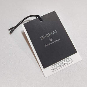 Etiquetas colgantes de papel de PVC de lujo DP15, tabla de tallas personalizada con diseño grabado para marcas de ropa y zapatos, proveedor mayorista OEM - Product Image 2