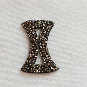 高品質 クリスタル ダイヤモンド 光沢ブラックレター バッジ 工場カスタム ラインストーン Tシャツ用 熱転写ラベル - Product Image 4