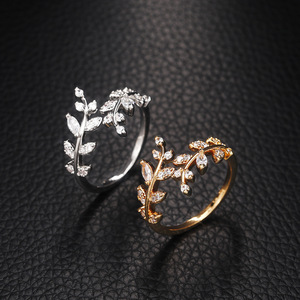 Anello Regolabile con Design a Foglia, Stile Minimalista per Donne - Product Image 1