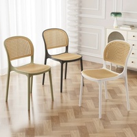 Chaise en plastique légère en gros d'usine, chaise de salle à manger en osier empilable pour jardin et café