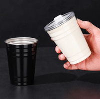 Tasse à bière en acier inoxydable 304 à paroi simple de 550 ml avec logo personnalisé, bord roulé, empilable, avec couvercle à paille métallique