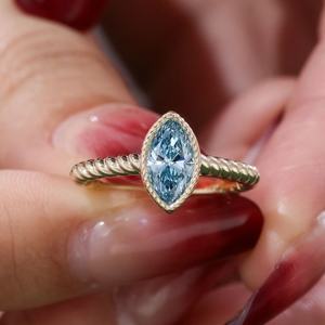 แหวนทองคำแท้ 10K สีเหลืองทอง ประดับเพชรบลูแล็บดิม 1 กะรัต ทรงมาร์ควิส ผลิตโดยโรงงานโดยตรง รับสั่งทำพิเศษ สำหรับงานแต่งงานและวันครบรอบ - Product Image 4