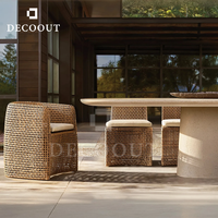 Meuble de patio Decoout modèle unique avec coussin imperméable chaise de salle à manger d'extérieur en aluminium et table à manger en béton