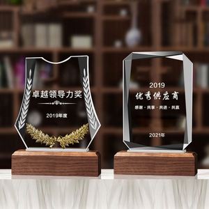 Trophée en bois de cristal personnalisé en gros, trophée gravé au laser en hêtre en bois massif sculpté en profondeur, trophée de récompense en cristal - Product Image 1