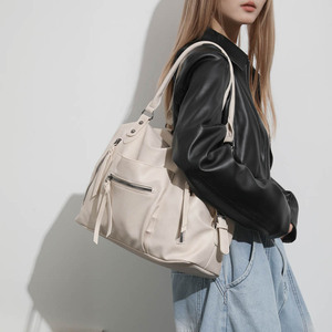 Borsa da Donna di Tendenza con Grande Capacità, Borchie Eleganti e Tracolla Versatile in Stile di Alta Moda - Product Image 1