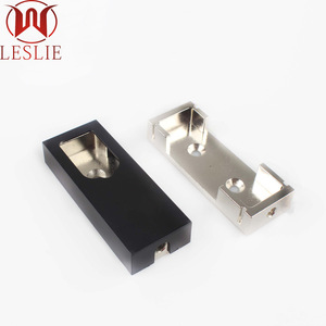 Soporte de tubo cuadrado abatible de aleación de zinc sólido Leslie para barra de ropa de armario, con brida, negro y dorado, montaje en pared - Product Image 5