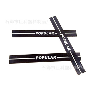 Etiquetas de PVC <span class=keywords><strong>para</strong></span> <span class=keywords><strong>Ropa</strong></span>, Etiqueta con Logotipo de Marca Popular <span class=keywords><strong>para</strong></span> Bolsas de <span class=keywords><strong>Ropa</strong></span>, Impresión UV Adhesiva, Hechas a Medida - Product Image 1