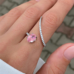 Q563 Anello di fidanzamento da donna in oro bianco con diamante naturale taglio ovale e diamanti laterali colore G - Product Image 3
