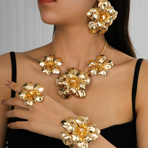 Orecchini, collana, bracciale e anello con grandi fiori in metallo tridimensionale. Orecchini a Fiore Dorato Esagerati per Donne NSD-113 - Product Image 1